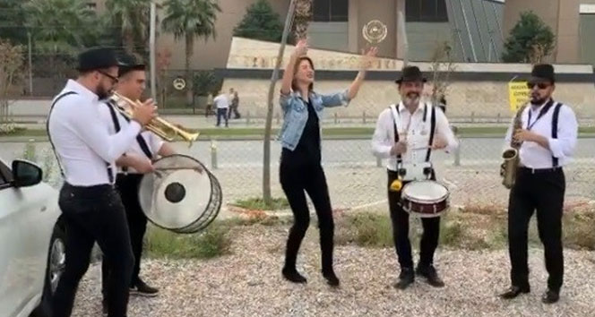 Ünlü blogger 3,5 yıl sonra eşinden boşanmasını bando eşliğinde kutladı