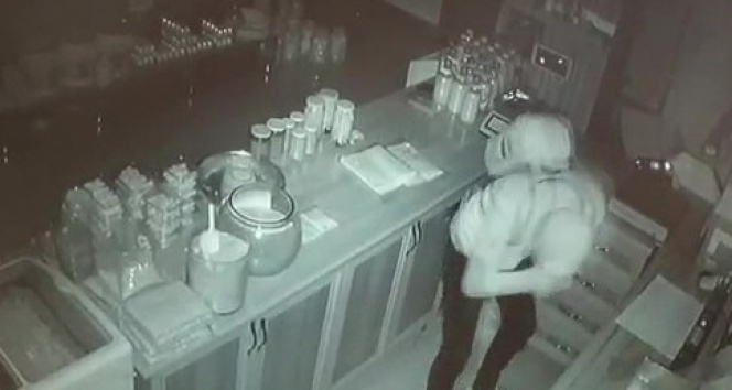 Kapüşonlu hırsız, onlarca yöresel ürün arasında sadece balı tercih etti