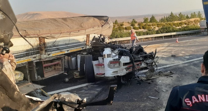 Uyuyakalan tır şoförü bariyerlere çarparak durabildi