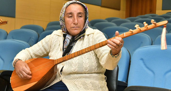 Gizlice eline aldığı bağlaması ile artık türkülere hayat veriyor