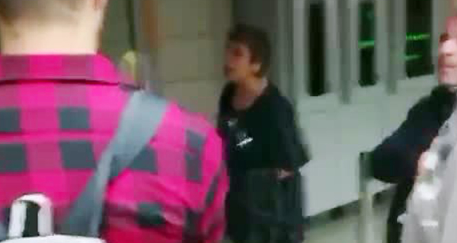 Karaköy'de başörtülü kızlara saldıran kadın, adliyeye sevk edildi