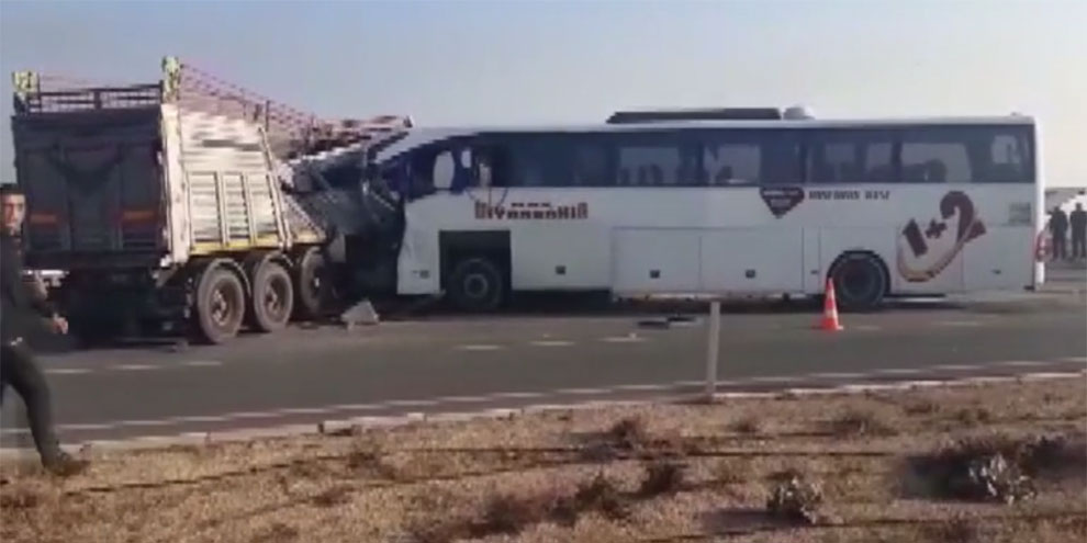Yolcu otobüsü TIR'la çarpıştı! Çok sayıda ölü ve yaralı