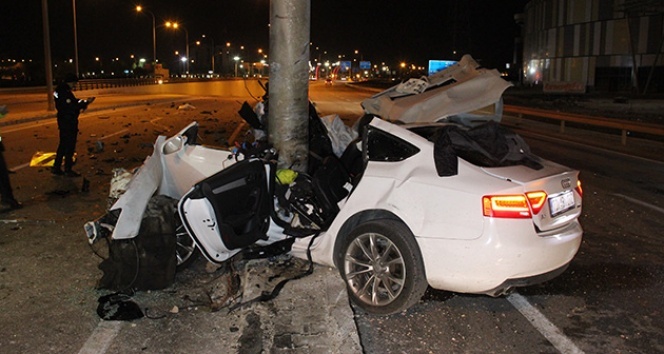 Karaman'da otomobil yön levhasına ok gibi saplandı: 1 ağır yaralı