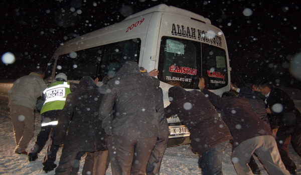 PÜREN GEÇİDİNDE ULAŞIMA KAR ENGELİ