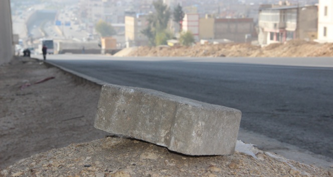 Seyir halindeki otomobilin üzerine parke taşı düştü