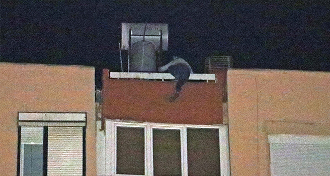 12 katlı apartmanın çatısından aşağı sarkan genç kadını film izler gibi izlediler