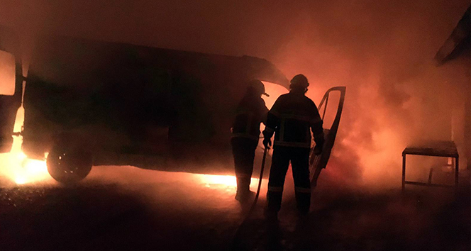 Park halindeki araç küle döndü