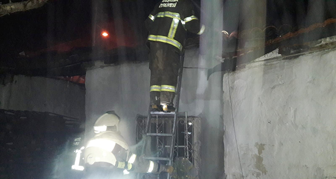 Burhaniye'de baca yangını evi kul etti