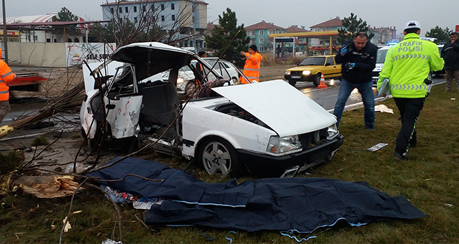 Yoldan çıkan otomobil ilk olarak elektrik direğine sonra ağaca çarptı: 2 ölü, 3 yaralı