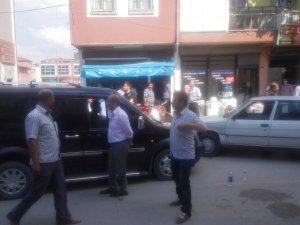 ARAÇLARIN ARASINDA KALAN KADIN YARALANDI ÇOCUĞU KURTULDU