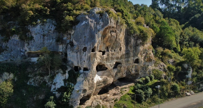 Tarihi İnceğiz Mağaraları çöp yığınına döndü