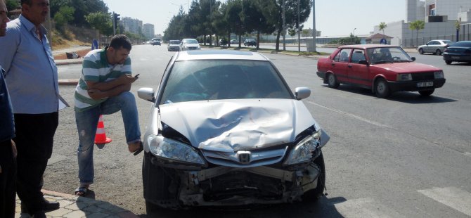 KIRMIZI IŞIKTA BEKLEYEN OTOMOBİLE ÇARPTI