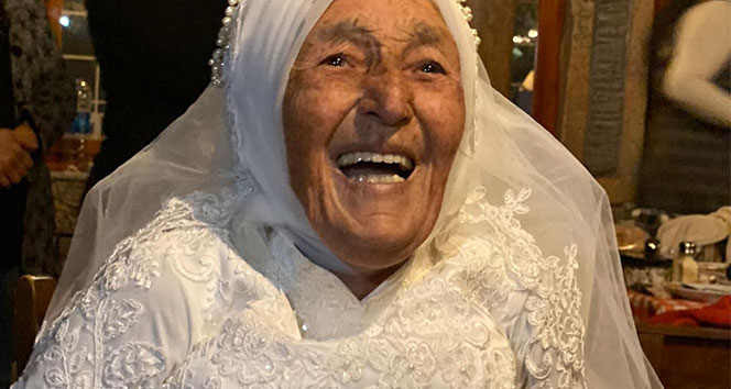 Döndü ninenin 70 yıllık gelinlik hayali, 85 yaşında gerçekleşti