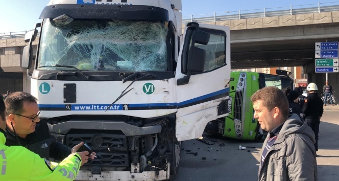 Tanker ile çarpışan halk otobüsü yan yattı: 25 yaralı