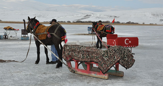 Atlı kızaklar Çıldır Gölü'ne indi
