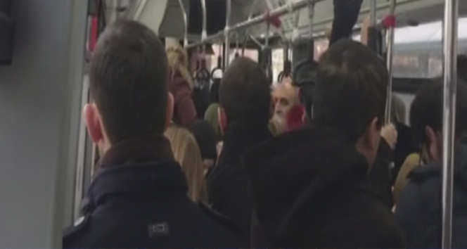 Yolculara küsen şoför dakikalarca otobüsü bekletti