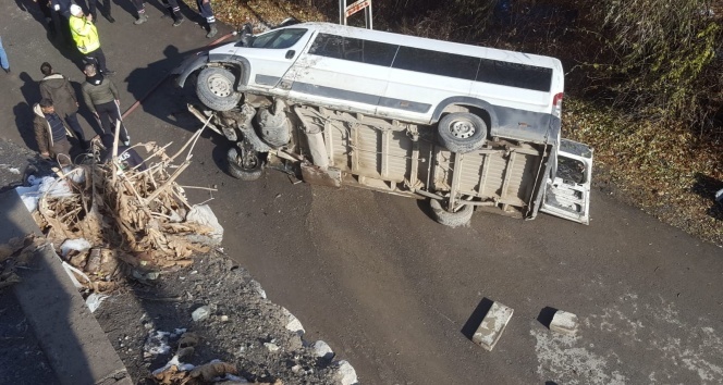 Özel Harekat polislerini taşıyan minibüs şarampole yuvarlandı: 3 yaralı