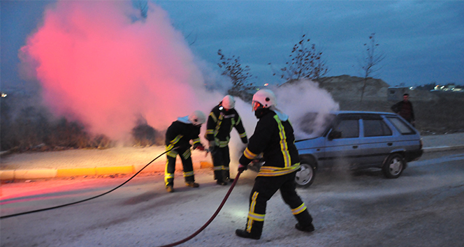 Seyir halindeki otomobil yandı