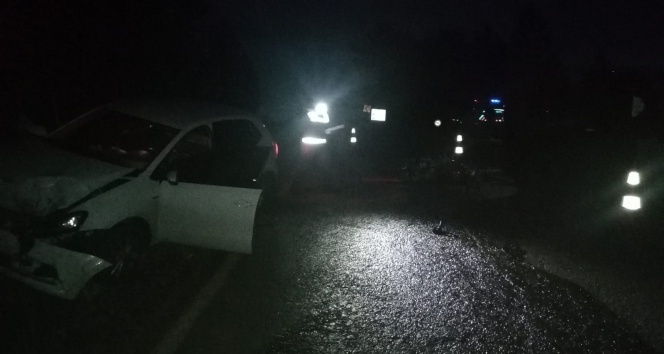 Motosikletle otomobil kafa kafaya çarpıştı: 1 ölü