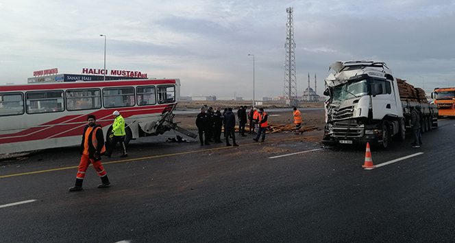 Tır durakta yolcu alan halk otobüsüne çarptı: 11 yaralı