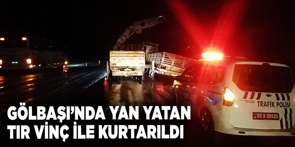 Gölbaşı’nda yan yatan tır vinç ile kurtarıldı