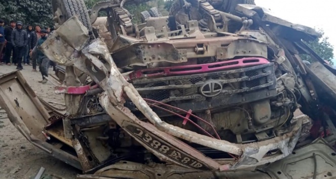 Nepal'de otobüs şarampole yuvarlandı: 14 ölü, 16 yaralı