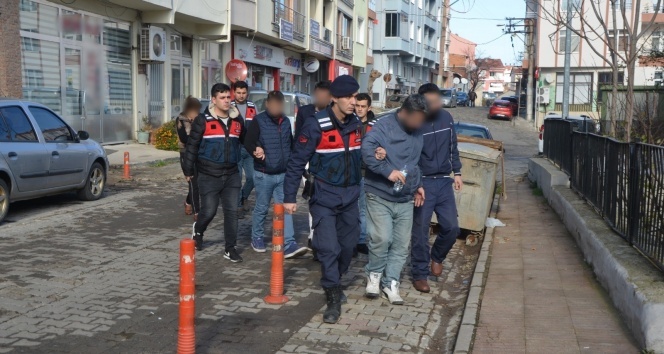 Kamyonetin içine 26 kaçak sığdırdılar: 5 tutuklama