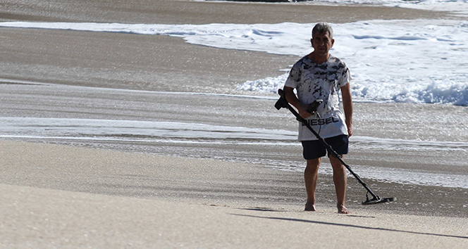 Define avcıları, dalgaların geri getirdiği turistlerin düşürdüğü altınları arıyor