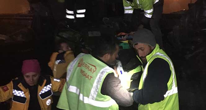 Raydan çıkan tren çekicisi devrildi: 3 yaralı