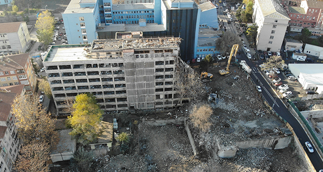 Çapa Diş Hekimliği Fakültesi'nde yıkım çalışmaları devam ediyor