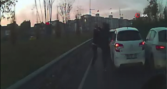 Kadın doktor korna çaldığı için yol ortasında dehşeti yaşadı