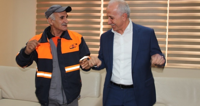 Oynayarak sokak süpüren işçiye Başkan Gültak'tan bir maaş ikramiye