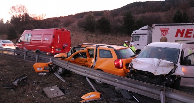 Hafif ticari araçla ticari taksi çarpıştı: 1 ölü, 2 yaralı