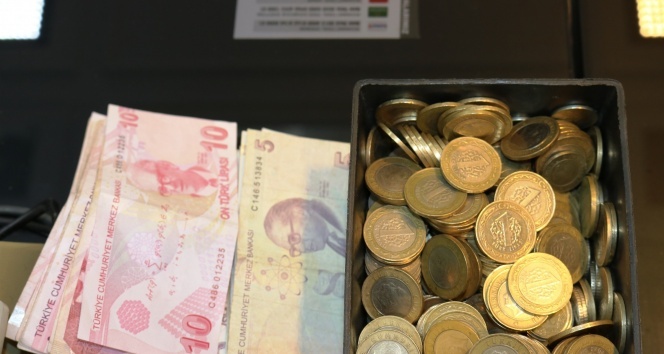 Masasının üstüne para bırakıyor, ihtiyacı olan alıp gidiyor