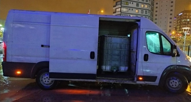 Minibüsten 3 ton kaçak akaryakıt çıktı