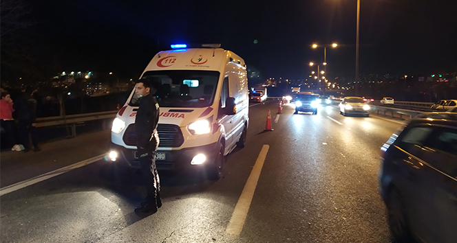 TEM'de makas atarak ilerleyen araç düğünden dönen iki otomobile çarptı: 3 yaralı