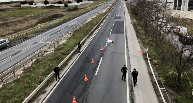 Üst geçit yerine yolu kullanarak karşıya geçmeye çalışınca feci şekilde can verdi