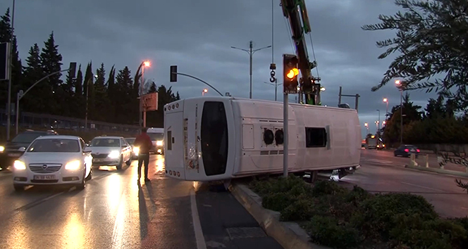 Bakırköy'de servis midibüsü devrildi: 3 yaralı