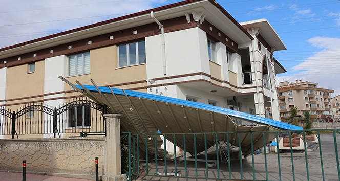 Konya'da şiddetli rüzgar düğün salonunun tentesini uçurdu
