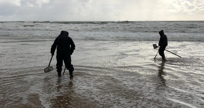 10 bin TL verdikleri dedektörlerle ekmeklerini sahilden çıkartıyorlar
