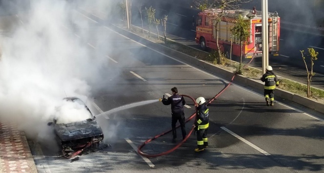 Seyir halindeki otomobil cayır cayır yandı!