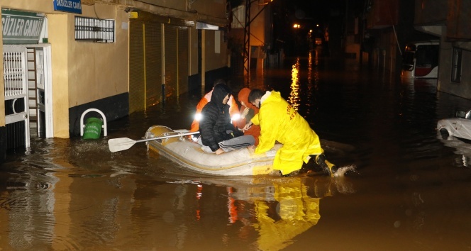Sokaklar 1 metre su altında kaldı, mahsur kalan 9 kişi botla kurtarıldı