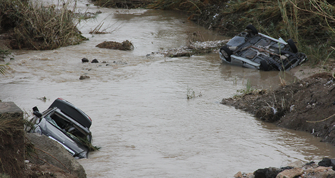 Sular çekildi, sele kapılan otomobiller ortaya çıktı
