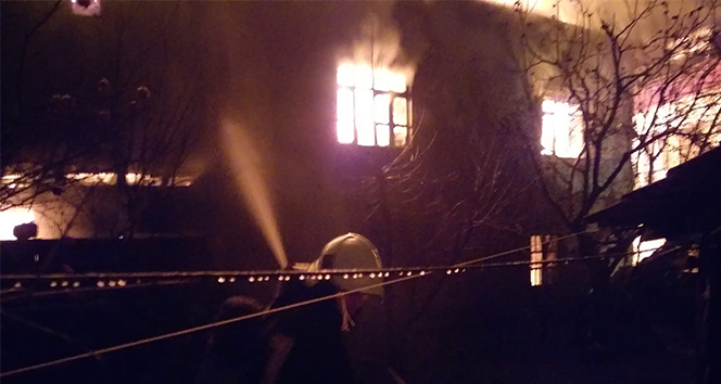 İki katlı ahşap ev alevlere teslim oldu