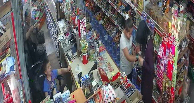 Kahve keyfi yaptığı komşu marketten sigara çaldı