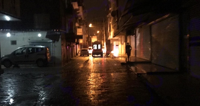 Maskeli bir grup yoldan geçen aracı kurşun yağmuruna tuttu