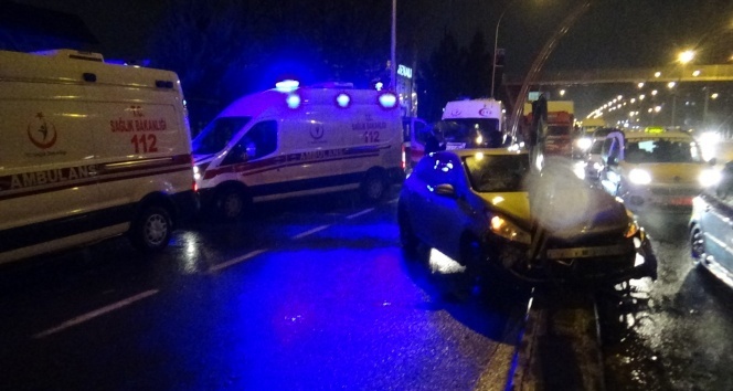 Diyarbakır'da otomobil refüje çarptı: 5 yaralı