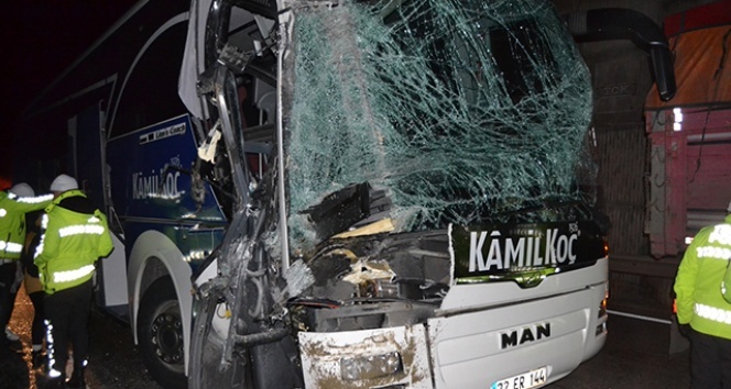 Yolcu otobüsü kamyona arkadan çarptı; 2'si ağır 6 yaralı