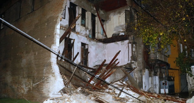 Adana'da tarihi konak çöktü