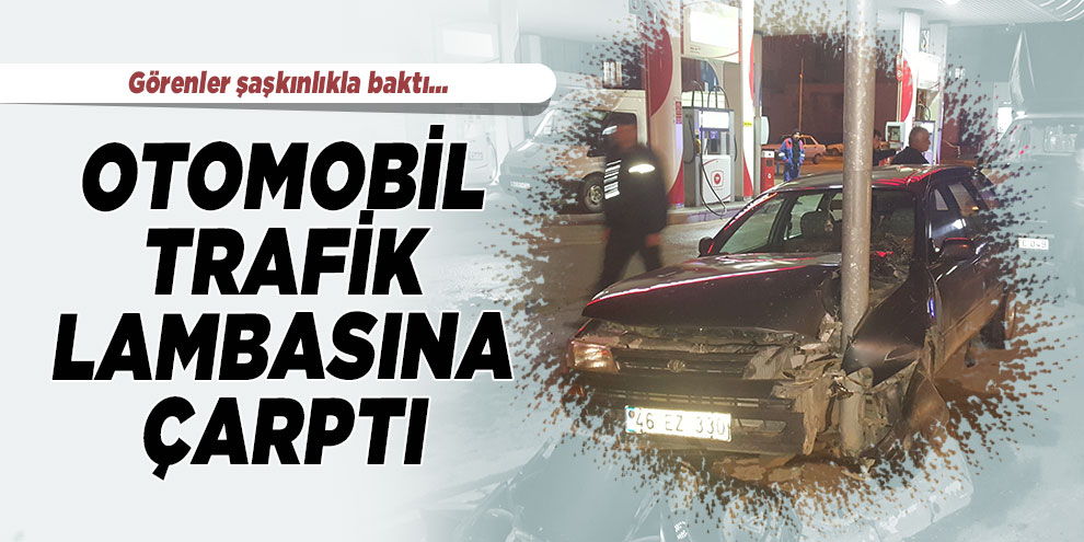Otomobil trafik lambasına çarptı